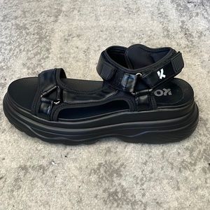 Men’s Size US 9.5 Koi Vegan Chunky Sandals in Black